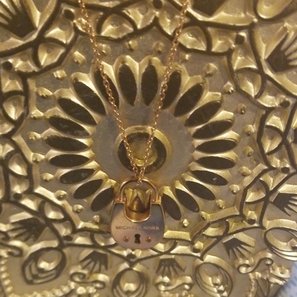 Beautiful MICHAEL KORS chain w lock pendant - Picture 4 of 4